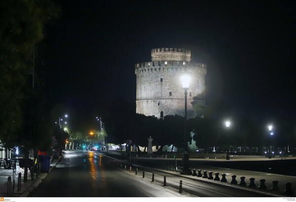 Φωτογραφίες: Άδειοι δρόμοι σε Αθήνα και Θεσσαλονίκη τη νύχτα, λόγω απαγόρευσης κυκλοφορίας