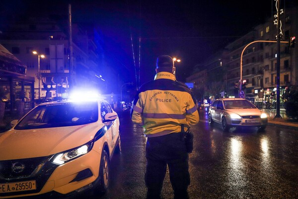 Lockdown: Συνεχίζονται οι έλεγχοι της Τροχαίας - Σταματούν όλα τα οχήματα στην Ομόνοια