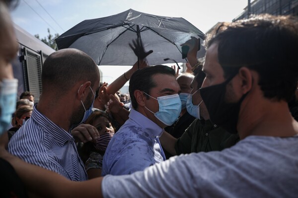 Δίκη Χρυσής Αυγής: «Έριξαν» νερά και καφέδες στον Τσίπρα έξω από το Εφετείο
