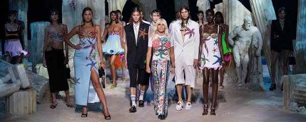 Versace: Για πρώτη φορά plus size μοντέλα στην πασαρέλα του