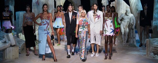 Versace: Για πρώτη φορά plus size μοντέλα στην πασαρέλα του