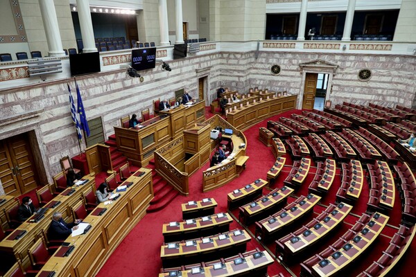 Βουλή: Εισήγηση για άρση της ασυλίας δύο βουλευτών που πήγαν σε πανηγύρια