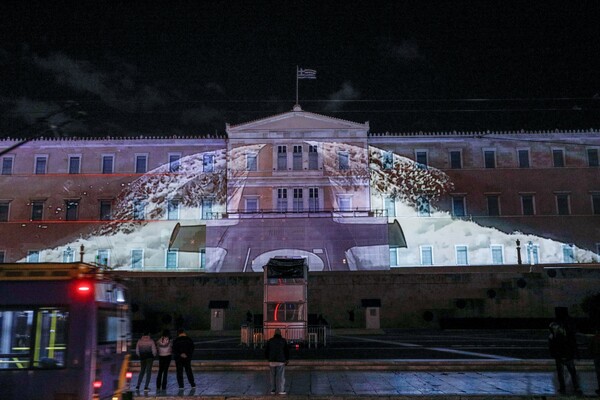 Φωτίστηκε η Βουλή και το Προεδρικό Μέγαρο για τις Ένοπλες Δυνάμεις