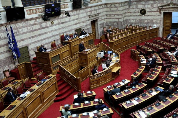 Βουλή: Απόψε η ψηφοφορία για την πρόταση μομφής κατά του Σταϊκούρα