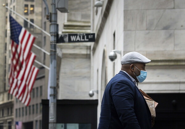 Wall Street: Ισχυρές απώλειες υπό το βάρος της πανδημίας - «Βουτιά» 650 μονάδων για τον Dow Jones