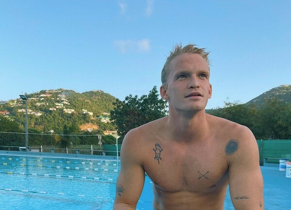 Τραγουδιστής που έγινε διάσημος μέσω YouTube, τώρα ελπίζει να κολυμπήσει στους Ολυμπιακούς αγώνες