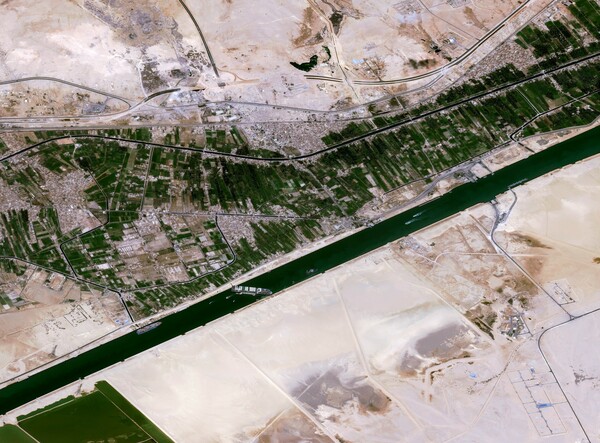 Διώρυγα του Σουέζ: Φωτογραφίες από το διάστημα με το καθηλωμένο Ever Given