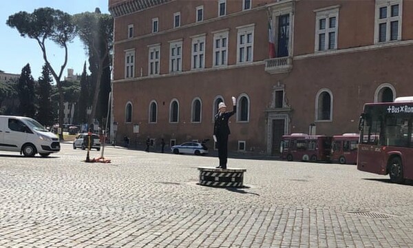 Ρώμη: Για πρώτη φορά μια γυναίκα τροχονόμος πάνω σε εξέδρα, για τη ρύθμιση της κυκλοφορίας
