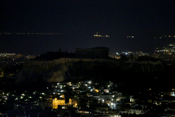 Εικόνες: Ιστορικά κτήρια της Αθήνας βυθίστηκαν στο σκοτάδι για την Ώρα της Γης
