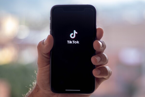 Οι εφαρμογές στο TikTok που αλλάζουν το σώμα «πυροδοτήσουν» διατροφικές διαταραχές