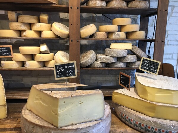 Γάλλοι μοναχοί «ξέμειναν» με 2,8 τόνους τυρί - Το πωλούν μέσω ίντερνετ 