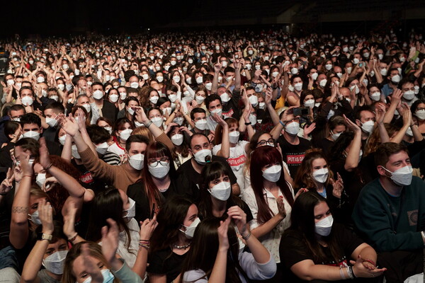 Βαρκελώνη: 5.000 άτομα σε ροκ συναυλία - Τεστ και μάσκα προαπαιτούμενα