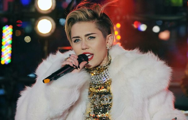 Η Miley Cyrus άρχισε ξανά το ποτό μέσα στην πανδημία