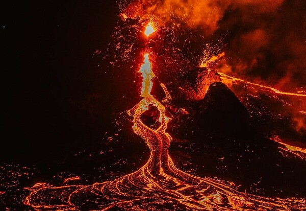Dancing lava: Το ηφαίστειο Fagradalsfjall στην Ισλανδία όπως το κατέγραψε drone