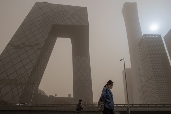 Κίνα: Μπλε ήλιος και κίτρινος ουρανός από τις αμμοθύελλες στο Πεκίνο
