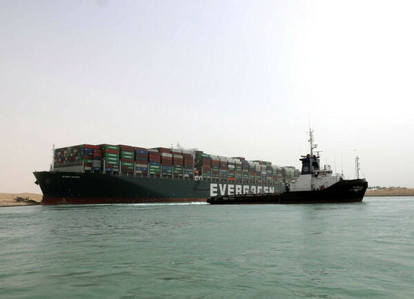 Τσάι, επιπλα, πρόβατα και πετρέλαιο: 369 πλοία αποκλεισμένα στη Διώρυγα του Σουέζ