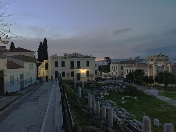 Πλάκα by Night