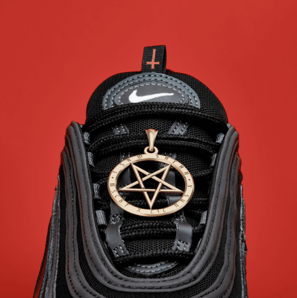 H Nike κάνει μήνυση για τα «παπούτσια του Σατανά» με ανθρώπινο αίμα και πεντάλφα