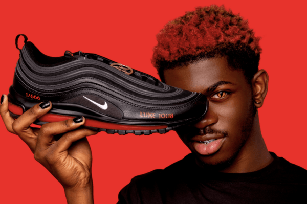 H Nike κάνει μήνυση για τα «παπούτσια του Σατανά» με ανθρώπινο αίμα και πεντάλφα