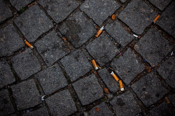 Η Βρετανία θέλει οι καπνοβιομηχανίες να πληρώνουν τον καθαρισμό από αποτσίγαρα