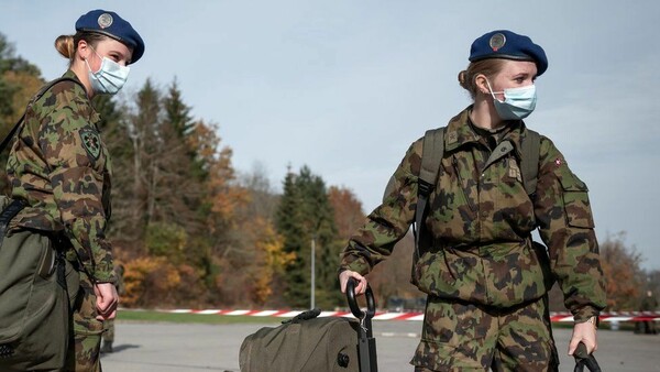 Ελβετία: Αλλαγές στο στρατό - Τέλος τα ανδρικά εσώρουχα για τις γυναίκες