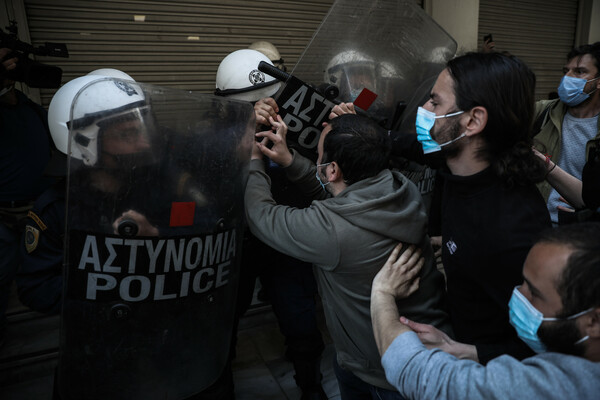 Ένταση και χημικά έξω από το υπoυργείο Υγείας - Διαμαρτυρία εργαζομένων στα νοσοκομεία 