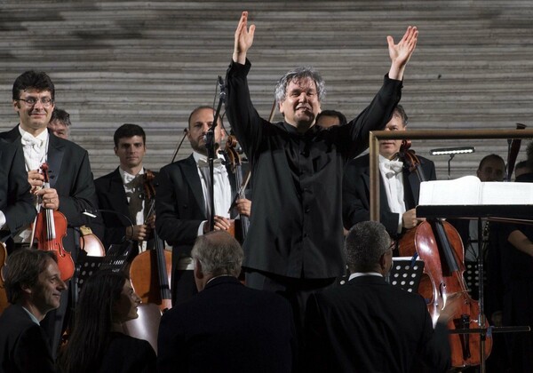 Ο μαέστρος Αντόνιο Παπάνο θα διαδεχθεί τον Σάιμον Ρατλ στη Συμφωνική Ορχήστρα του Λονδίνου.