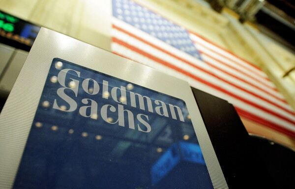Goldman Sachs: Διευθυντές έδιναν καλάθια με σνακς και φρούτα αντί για «μπόνους» 