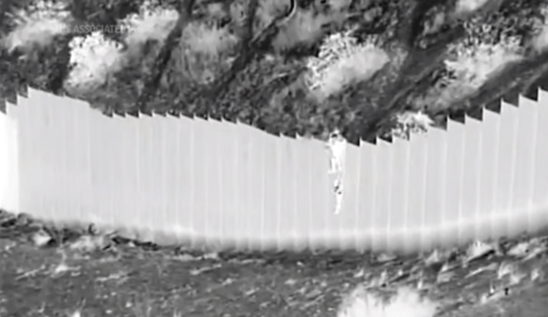 Βίντεο: Διακινητής πετά παιδιά 3 και 5 ετών από το «τείχος» στα σύνορα ΗΠΑ- Μεξικού