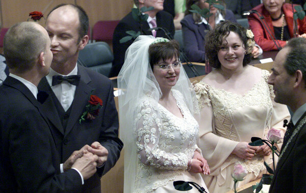 Gert και Dolf: Το πρώτο στον κόσμο παντρεμένο ζευγάρι γιόρτασε 20 χρόνια γάμου 