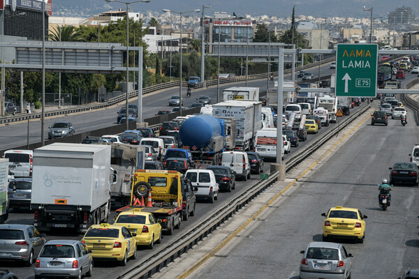 Δυο τροχαία ατυχήματα στον Κηφισό - Τεράστιο μποτιλιάρισμα 4 χιλιομέτρων