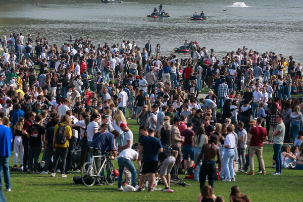 Βέλγιο: Πάρτι χιλιάδων ανθρώπων σε πάρκο παρά την πανδημία- Ξεκίνησε σαν πρωταπριλιάτικο αστείο