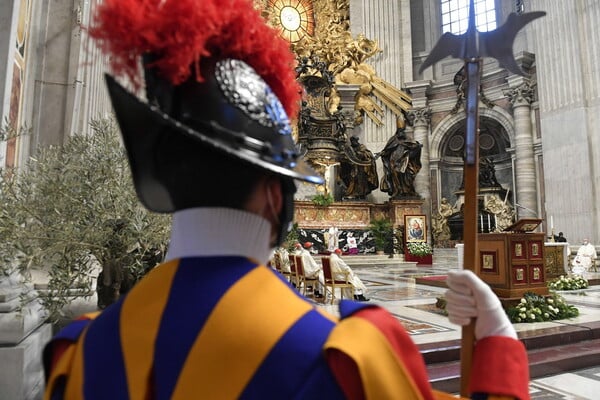 Πάσχα στο Βατικανό, το δεύτερο με πανδημία (ΦΩΤΟΓΡΑΦΙΕΣ)