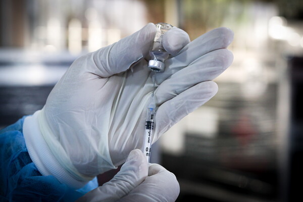 Όσο αυξάνεται ο αριθμός των εμβολιασμένων, μειώνεται ο κίνδυνος μόλυνσης από κορονοϊό και των μη εμβολιασμένων