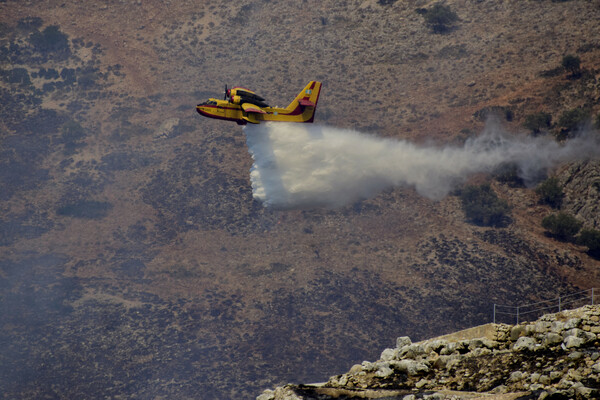 Φωτιά σε δασική έκταση στο Χιλιομόδι- Σε δύσβατο σημείο, ρίψεις νερού από αεροσκάφη