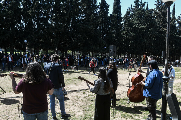 Μουσική διαμαρτυρία φοιτητών στην Καισαριανή - Ζητούν να ανοίξουν οι σχολές
