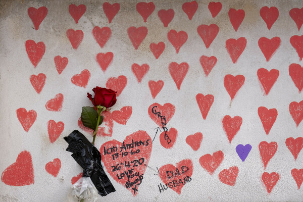 Λονδίνο: 150.000 ζωγραφισμένες καρδιές, για κάθε ζωή που χάθηκε λόγω κορωνοϊού