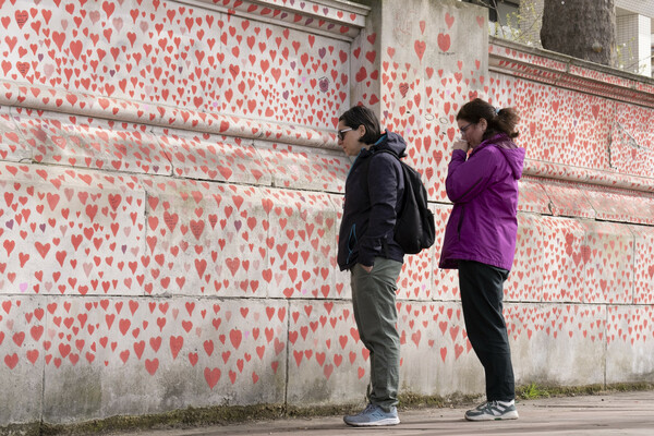 Λονδίνο: 150.000 ζωγραφισμένες καρδιές, για κάθε ζωή που χάθηκε λόγω κορωνοϊού