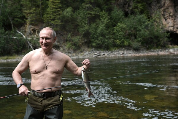 Ο Βλαντιμίρ Πούτιν ψαρεύει