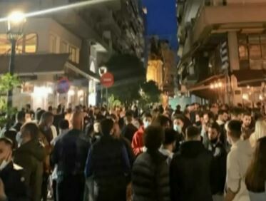 Κοσμοσυρροή έξω από μπαρ σε Αθήνα και Θεσσαλονίκη - Ουρές για ένα ποτό take away [ΒΙΝΤΕΟ]