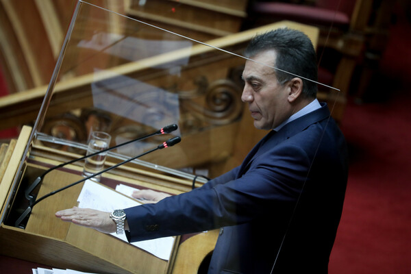 Βρούτσης: «Ήρθε στο υπουργείο με μπράβους και κλωτσούσε πόρτες»- ΣΥΡΙΖΑ: Ο Μητσοτάκης δεν μπορεί να σιωπά