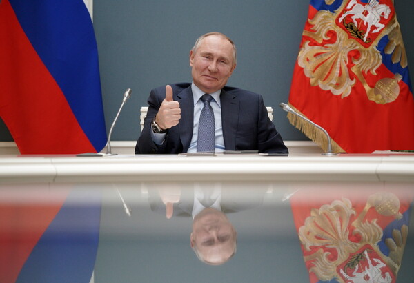 Ο Βλαντιμίρ Πούτιν υπέγραψε τον νόμο που του επιτρέπει να διεκδικήσει άλλες δύο θητείες