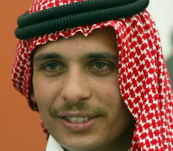 Βασιλική κρίση στην Ιορδανία: Ο πρώην πρίγκιπας Χαμζά ορκίστηκε πίστη στον ετεροθαλή αδερφό του, βασιλιά Αμποντουλάχ