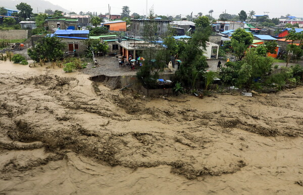 Στους 157 οι νεκροί από τις πλημμύρες και τις κατολισθήσεις σε Ανατολικό Τιμόρ και Ινδονησία