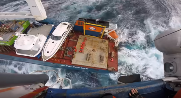 Νορβηγία: Φορτηγό πλοίο πλέει ακυβέρνητο - Καρέ - καρέ η δραματική διάσωση του πληρώματος (Βίντεο)