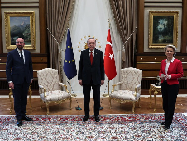 Αμηχανία στη συνάντηση Ερντογάν-Μισέλ-Φον ντερ Λάιεν: Κάθισαν σε προεδρικές καρέκλες και την άφησαν όρθια