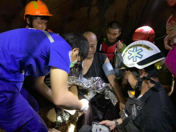 Βουδιστής μοναχός απεγκλωβίστηκε από πλημμυρισμένη σπηλιά έπειτα από 4 ημέρες- Πήγε εκεί για διαλογισμό