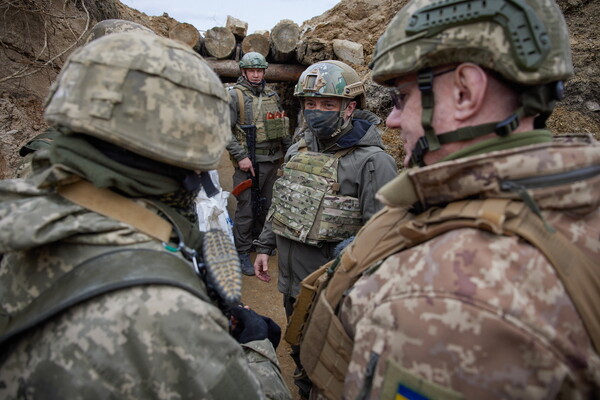 Η Μέρκελ ζήτησε από τον Πούτιν να αποσύρει τα στρατεύματα από τα σύνορα με την Ουκρανία