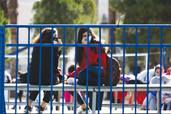 Το άνοιγμα των σχολείων δίχασε τους επιστήμονες, αλλά η κυβέρνηση ανέλαβε το ρίσκο 
