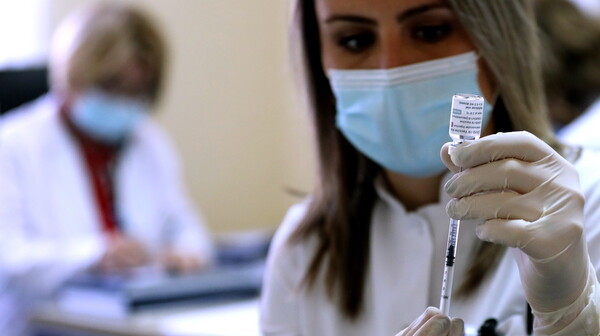 Γαλλία: Δεύτερη δόση με άλλο εμβόλιο στους κάτω των 55 ετών που έκαναν την πρώτη με το AstraZeneca